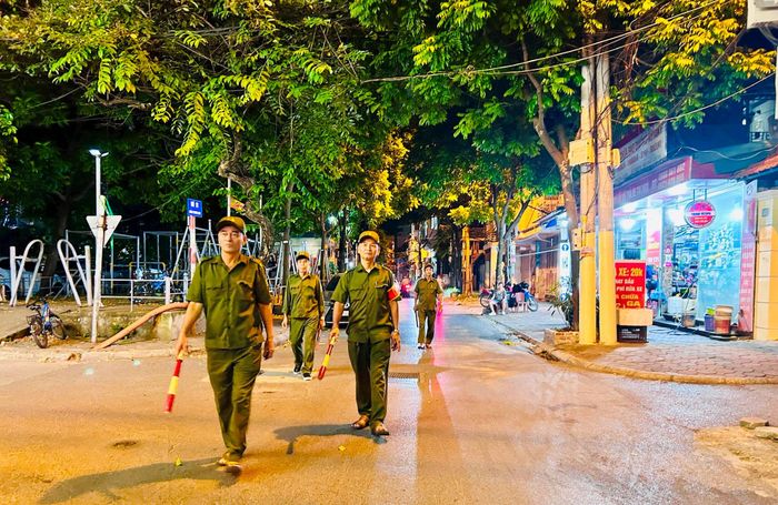 Lực lượng an ninh cơ sở Tổ dân phố số 14 tuần tra đường phố, ngõ ngách trên địa bàn. Ảnh: Trần Oanh