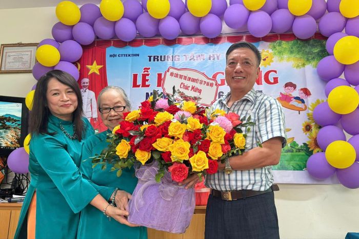 Phó Chủ tịch Thường trực Hội Cứu trợ trẻ em khuyết tật Hà Nội Bùi Văn Tuấn trao tặng lẵng hoa chúc mừng Trung tâm Hy vọng. Ảnh: Mai Hoa