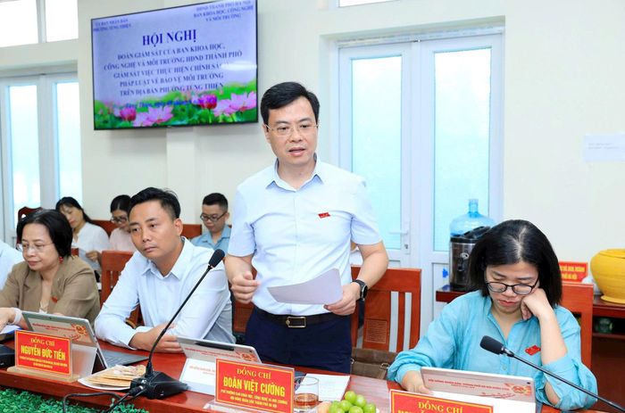 Thành viên đoàn giám sát nêu một số vấn đề yêu cầu phường làm rõ. Ảnh: Văn Tuyến