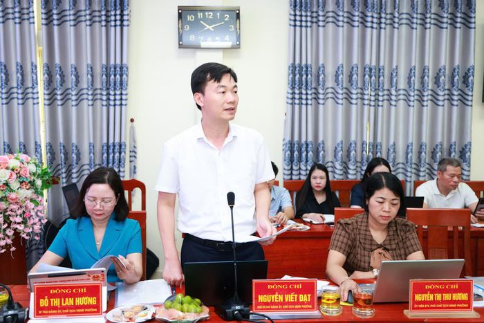 Đại diện UBND phường Tùng Thiện báo cáo tại buổi làm việc. Ảnh: Văn Tuyến
