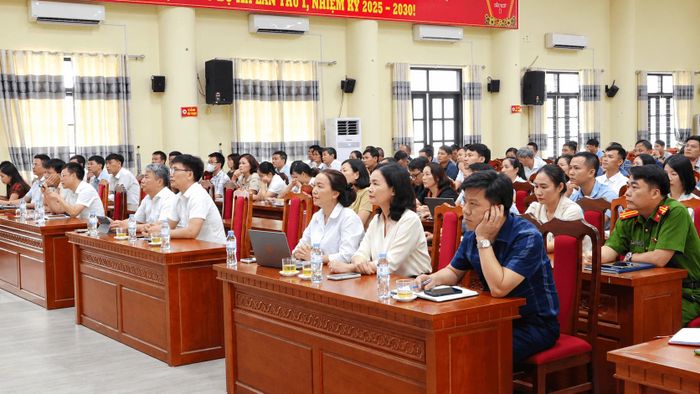 Người dân, cán bộ và đại biểu tham dự hội nghị triển khai lấy ý kiến về điều chỉnh Quy hoạch phân khu đô thị sông Hồng đoạn qua địa bàn xã Ô Diên. Ảnh: Đỗ Duẩn