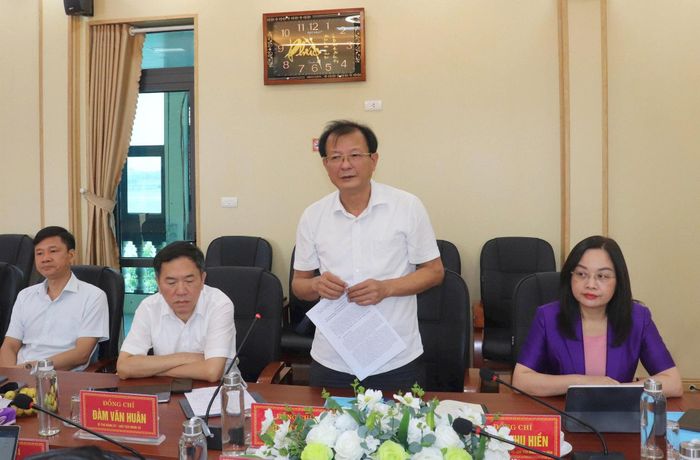 Bí thư Đảng ủy, Chủ tịch HĐND xã Ứng Thiên Nguyễn Chí Viễn kiến nghị một số nội dung phát triển kinh tế và công tác cán bộ của xã. Ảnh: Hoàng Sơn