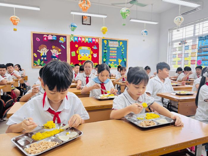 Bữa ăn bán trú của học sinh tại phân hiệu Tiểu học Tân Khai. Ảnh: Đặng Duyên