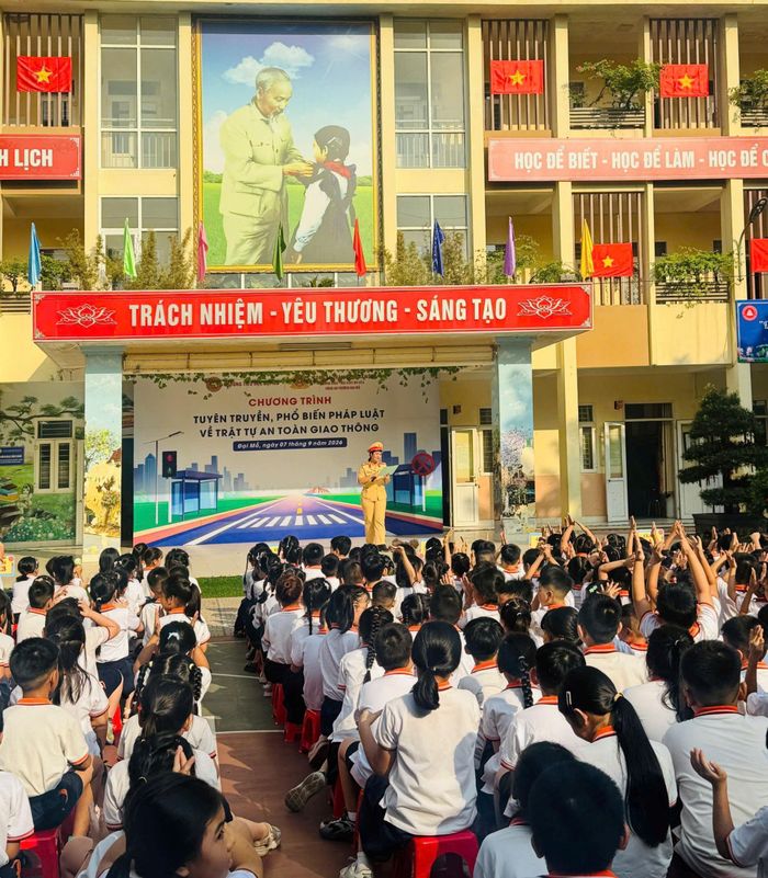 Cơ quan công an tích cực đổi mới nội dung, hình thức tuyên truyền pháp luật cho học sinh. Ảnh PV