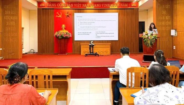 Tiến sĩ Phạm Thị Diễm - Giảng viên chính Học viện Hành chính và Quản trị công truyền đạt các nội dung về cải cách hành chính gắn với chuyển đổi số. Ảnh: PV