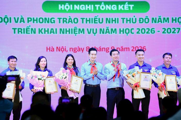 Phó Bí thư Thành đoàn, Chủ tịch Hội đồng Đội thành phố Hà Nội Đào Đức Việt và Phó Bí thư Thành đoàn, Phó Chủ tịch Hội đồng Đội thành phố Hà Nội Dương Minh Đức trao khen thưởng tới các cơ sở Đội. Ảnh: Mai Tùng