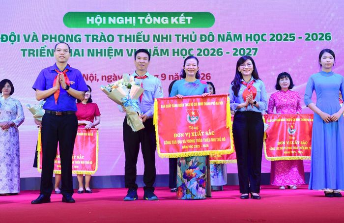 Bí thư Trung ương Đoàn, Chủ tịch Hội đồng Đội Trung ương Hồ Hồng Nguyên và Phó Chủ tịch Ủy ban MTTQ Việt Nam thành phố, Bí thư Thành đoàn Hà Nội Nguyễn Tiến Hưng trao Cờ thi đua tặng các đơn vị. Ảnh: Mai Tùng