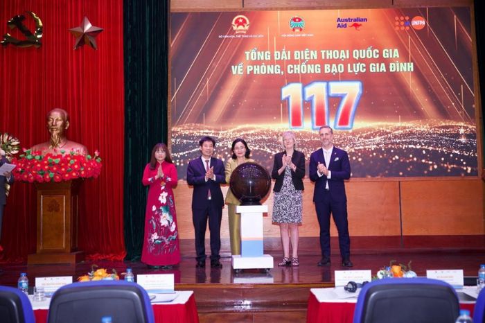 Nhấn nút vận hành Tổng đài 117. Ảnh: BTC