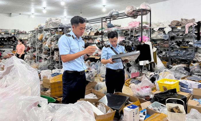 Lực lượng chức năng kiểm tra hàng hóa tại một kho hàng trên địa bàn thành phố Hà Nội