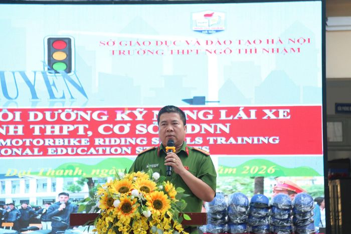 Trung tá Nguyễn Đình Hùng, Phó trưởng Công an xã Đại Thanh khẳng định, công tác đảm bảo an toàn giao thông cho học sinh được xã đặc biệt quan tâm. Ảnh: Phạm Công