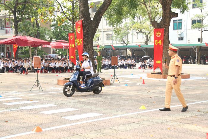 Học sinh được hướng dẫn điều khiển phương tiện an toàn. Ảnh: Phạm Công