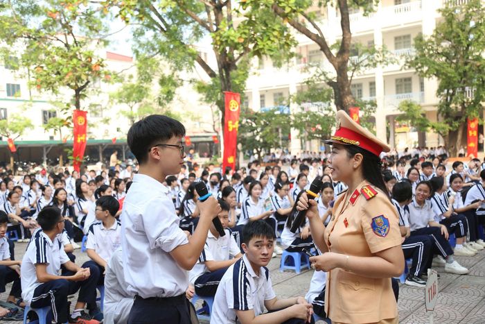 Học sinh hứng khởi tham gia trả lời các câu hỏi về an toàn giao thông. Ảnh: Phạm Công