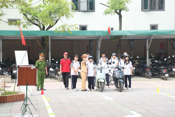 Các kỹ năng lái xe an toàn được học sinh tập trung tiếp thu. Ảnh: Phạm Công