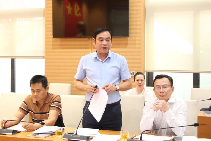 Thành viên Đoàn và đại diện các sở, ngành thành phố trao đổi tại buổi giám sát. Ảnh: MH