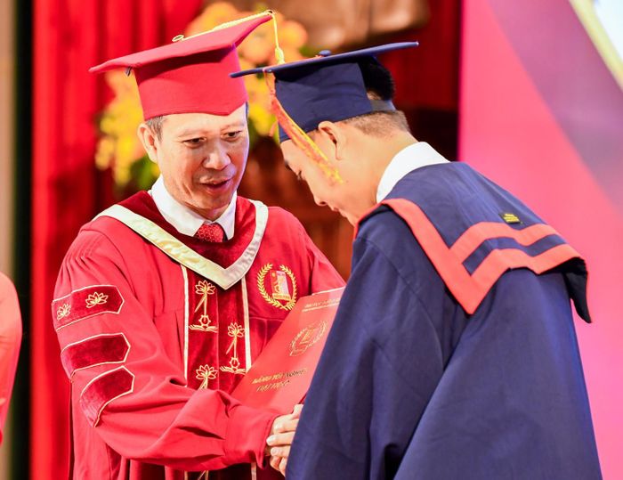 GS.TS Lê Anh Tuấn, Giám đốc Đại học Bách khoa Hà Nội trao bằng tốt nghiệp cho sinh viên. Ảnh: PV