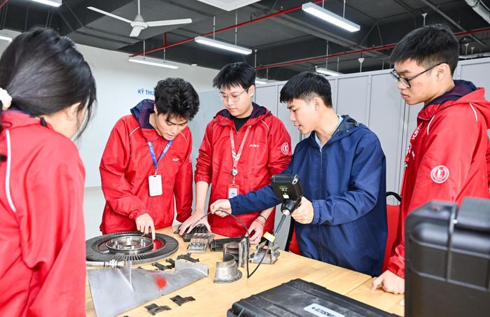 Sinh viên Đại học Bách khoa Hà Nội trong giờ thực hành. Ảnh: PV