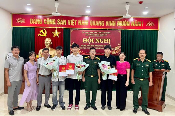 Trao quyết định gọi nhập ngũ cho 3 thí sinh trúng tuyển vào các trường Quân đội năm 2026. Ảnh: ĐP