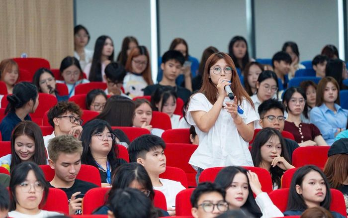 Tân sinh viên Đại học Phenikaa đặt câu hỏi tại Tuần lễ định hướng 2026. Ảnh: PNK