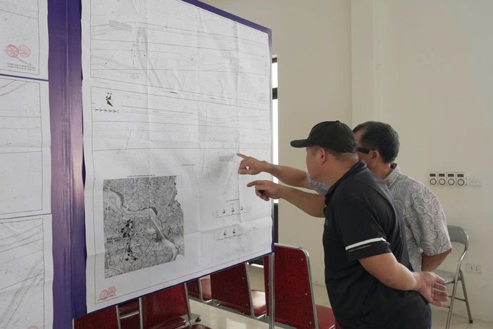 Người dân xã Thiên Lộc nghiên cứu quy hoạch. Ảnh: PV