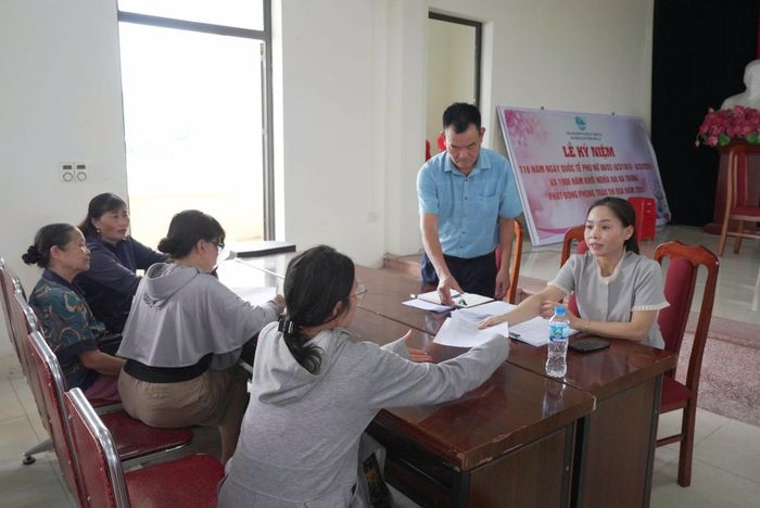Người dân tham gia góp ý qua văn bản tại các điểm niêm yết hồ sơ. Ảnh: PV