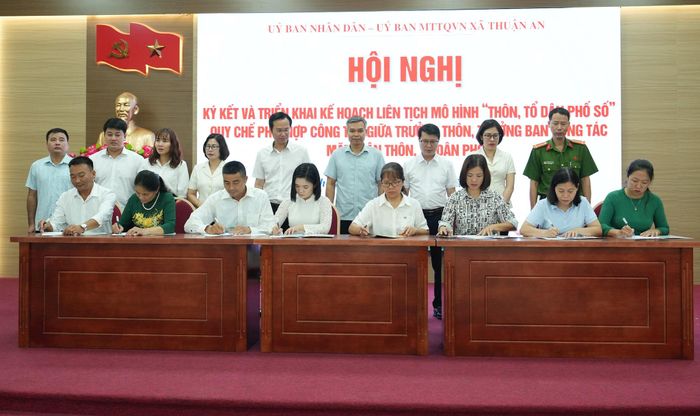 Lễ ký kết quy chế phối hợp giữa trưởng thôn, tổ trưởng tổ dân phố với trưởng ban công tác mặt trận. Ảnh: Vân Thư