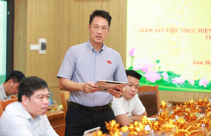 Thành viên đoàn giám sát trao đổi tại buổi làm việc. Ảnh: Văn Tuyến