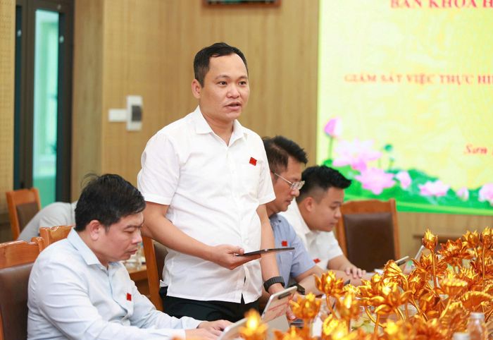 Thành viên đoàn giám sát trao đổi một số nội dung cần làm rõ. Ảnh: Văn Tuyến