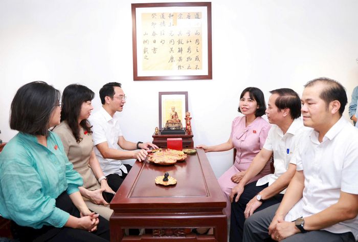 Đoàn khảo sát, tham quan khu vực sản xuất tại làng nghề Sơn Đồng. Ảnh: Văn Tuyến