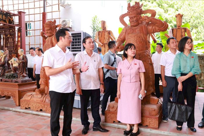 Đoàn khảo sát tại làng nghề điêu khắc mỹ nghệ Sơn Đồng. Ảnh: Văn Tuyến