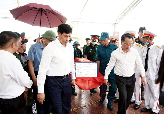 Lãnh đạo phường Chương Mỹ đưa hài cốt liệt sĩ đến khu vực lấy mẫu. Ảnh: Lan Oanh