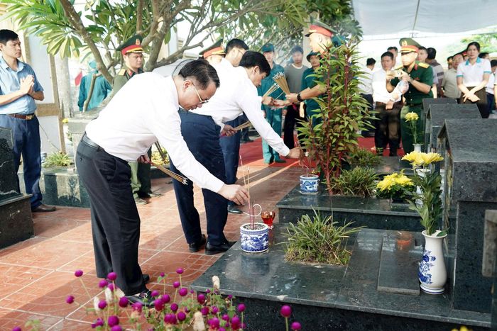 Lãnh đạo phường Chương Mỹ thắp hương tưởng nhớ, tri ân các Anh hùng liệt sĩ. Ảnh: Lan Oanh