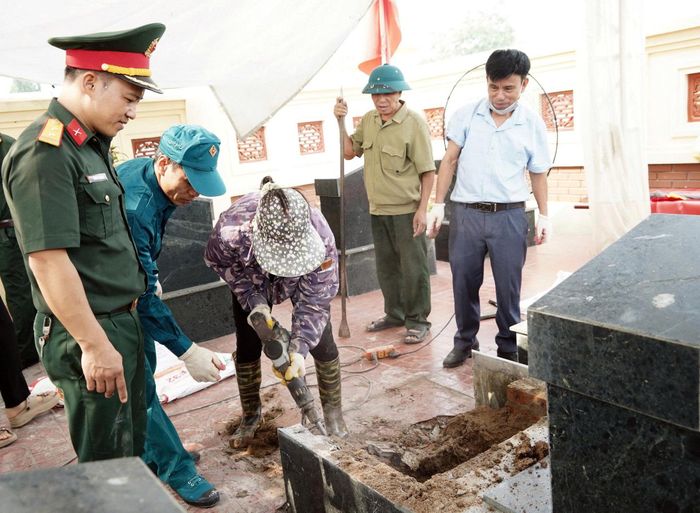 Các lực lượng tiến hành khai quật phần mộ liệt sĩ theo quy trình. Ảnh: Lan Oanh