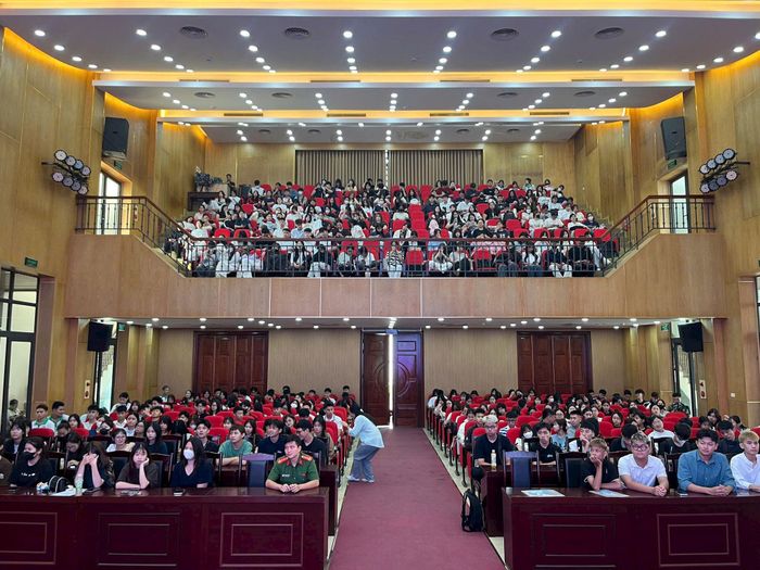 Đông đảo giảng viên và sinh viên Trường Đại học Tài nguyên và Môi trường tham gia tập huấn. Ảnh: ĐT