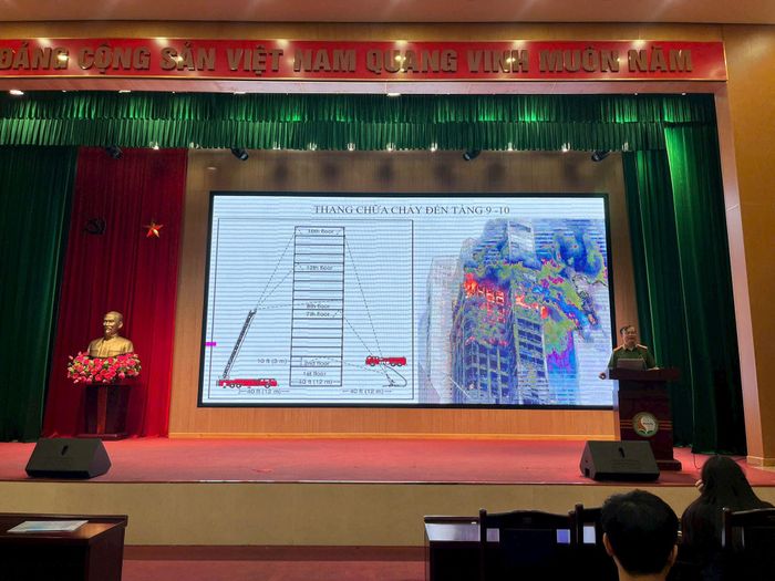 Cán bộ Đội Chữa cháy và Cứu nạn, cứu hộ khu vực số 11, Phòng Cảnh sát PCCC và CNCH - Công an thành phố Hà Nội truyên truyền phổ biến các kiến thức an toàn PCCC và CNCH. Ảnh: ĐT