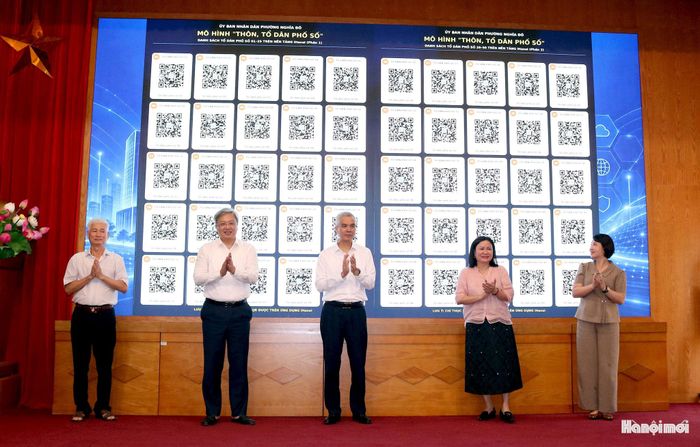 Phường Nghĩa Đô ra mắt mô hình Tổ dân phố số. Ảnh: MT