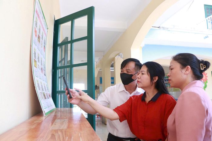 Phó Bí thư Thường trực Đảng ủy xã Trung Giã Nguyễn Thị Kim Tuyến thực hiện mã quét QR truy xuất nguồn gốc thực phẩm. Ảnh: Đ.H