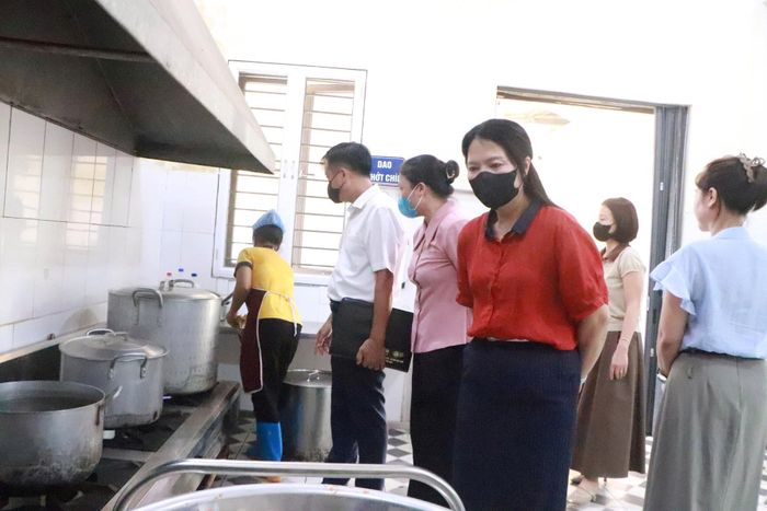 Phó Bí thư Thường trực Đảng ủy xã Trung Giã Nguyễn Thị Kim Tuyến (áo đỏ) cùng đoàn công tác kiểm tra khu vực bếp ăn tại một số cơ sở giáo dục trên địa bàn. Ảnh: Đ.H
