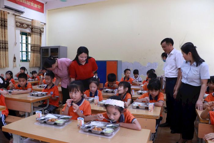 Học sinh dùng bữa trưa trong ngày học bán trú. Ảnh: Đ.H