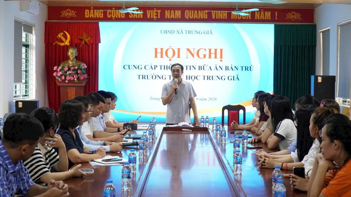 Xã Trung Giã tổ chức hội nghị cung cấp thông tin và thống nhất phương án tổ chức bữa ăn bán trú tại Trường Tiểu học Trung Giã tới Ban Giám hiệu nhà trường và phụ huynh học sinh. Ảnh: Đ.H