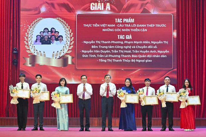 Các tác giả đoạt giải A tại cuộc thi. Ảnh: PN