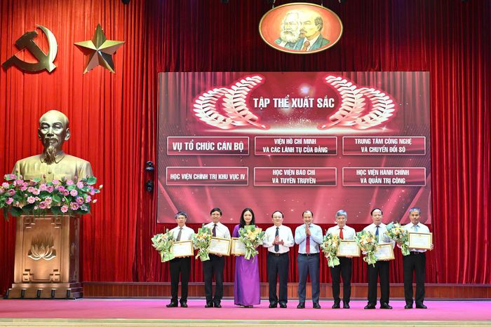 Sáu tập thể được trao danh hiệu "Tập thể xuất sắc". Ảnh: PN