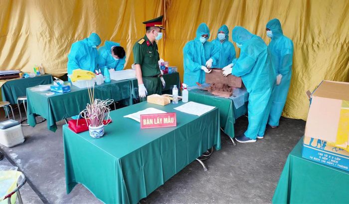 Công tác lấy mẫu tại xã An Khánh. Ảnh: HL