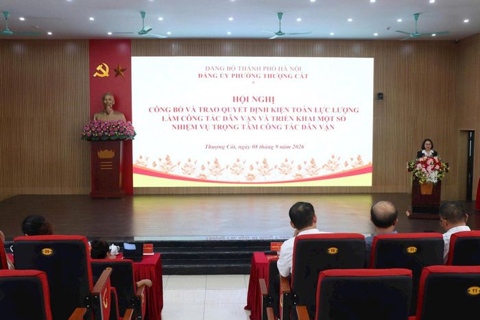 Chủ tịch Ủy ban MTTQ Việt Nam phường Thượng Cát Văn Thúy Hoa đã triển khai một số nhiệm vụ trọng tâm của công tác dân vận. Ảnh: PV