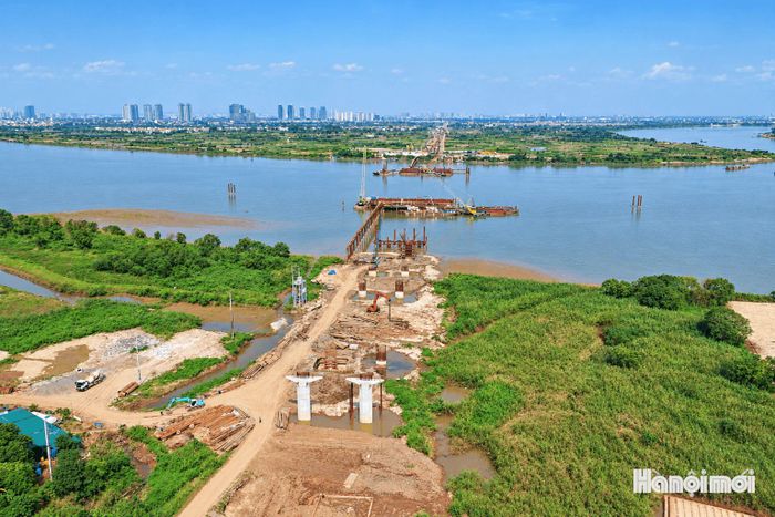 Qua đó đồng bộ các tuyến giao thông hướng tâm gồm: Trục đô thị Mê Linh, Tây Thăng Long, Đại lộ Thăng Long, đường Lê Văn Lương, cao tốc Pháp Vân - Cầu Giẽ cùng Quốc lộ 32, Quốc lộ 6 và Quốc lộ 1A.