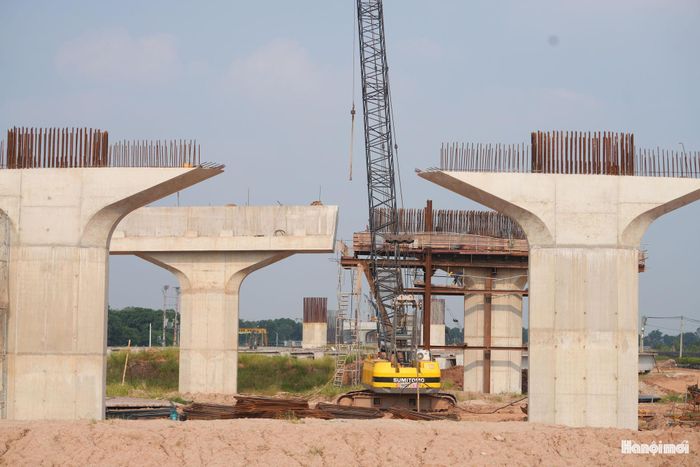 Được biết, đến cuối tháng 8-2026, nhà thầu đã hoàn thành toàn bộ 80 cọc khoan nhồi tại hai trụ tháp chính, thi công 1.902/2.315 cọc cầu dẫn và đúc 257/2.165 phiến dầm Super T.