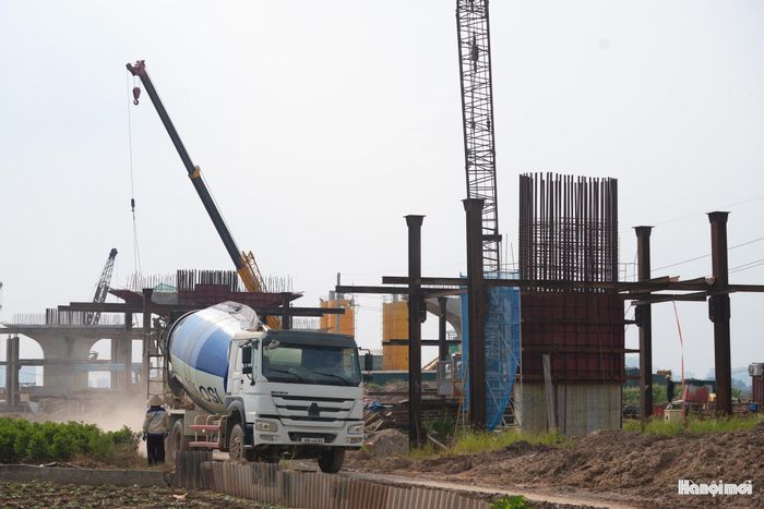 Nhà thầu đang tập trung nhân lực, máy móc, duy trì thi công liên tục, bảo đảm tiến độ và mục tiêu hoàn thành công trình theo đúng kế hoạch.