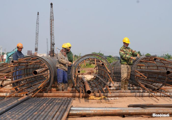 Anh Nguyễn Văn Nam (công nhân thi công cầu Ngọc Hồi) cho biết: “Đây là công trình trọng điểm nên bất kì ngày nắng hay mưa, chúng tôi vẫn duy trì công việc. Mặt bằng đã được bàn giao sạch, tạo điều kiện thuận lợi để chúng tôi đẩy nhanh tiến độ thi công.”