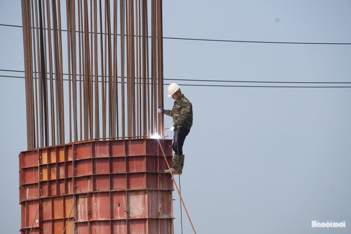 Công nhân hàn gia cố rầm thép trước khi đổ bê tông trụ cầu