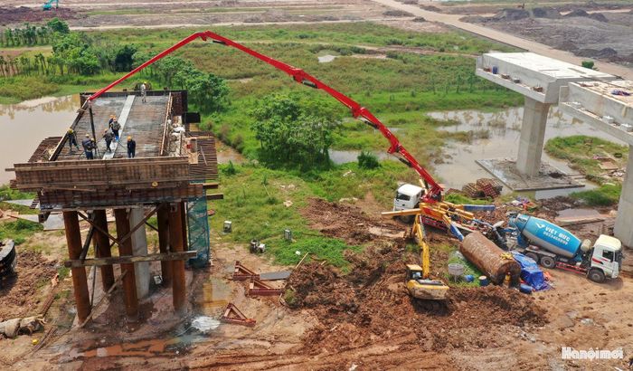 Được biết, nhà thầu chia thành 18 mũi thi công trải đều toàn tuyến.