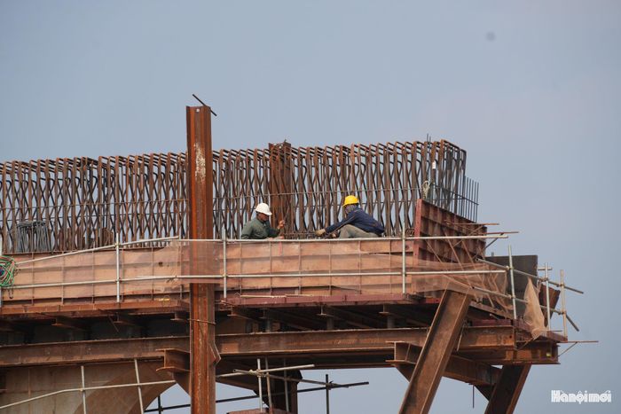 Ghi nhận ngày 8-9, công nhân của nhà thầu đang tích cực triển khai nhiều hạng mục trên công trường như đan thép dầm và thi công các hạng mục kết cấu cầu.